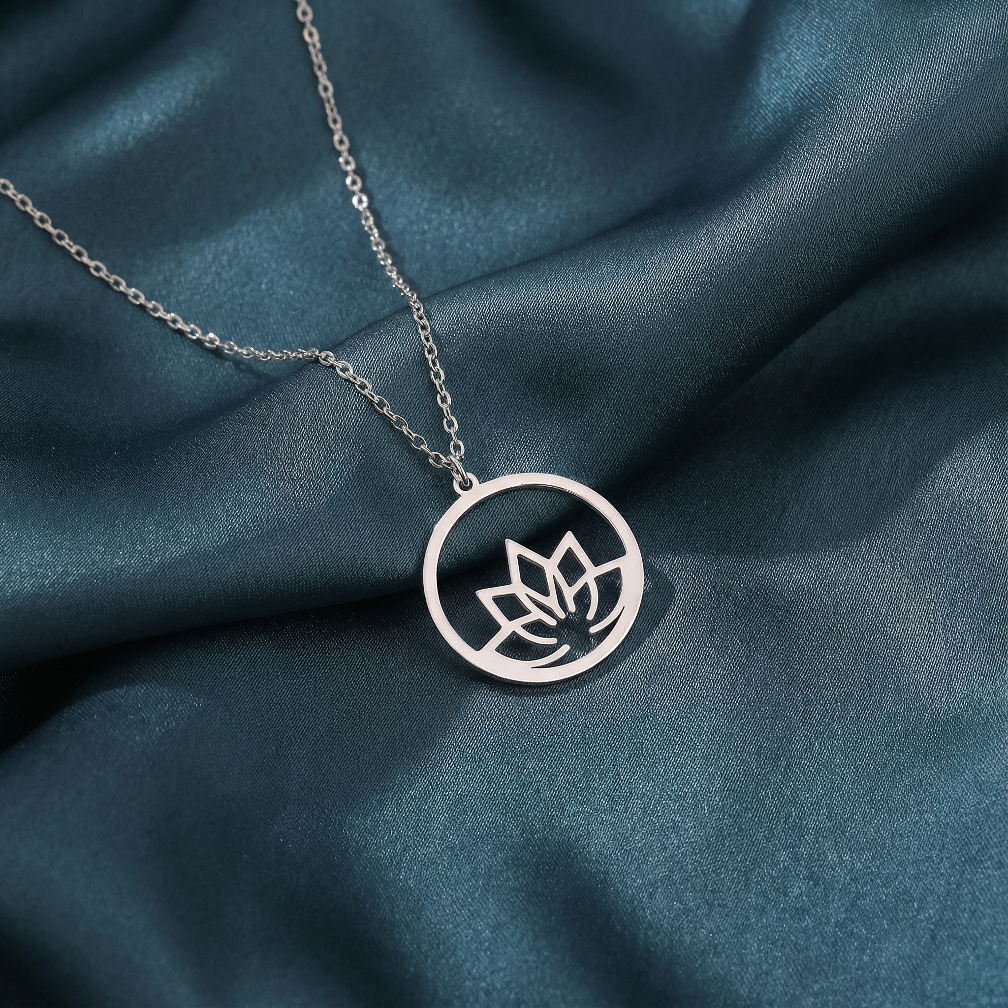 Gümüş Lotus Kolye