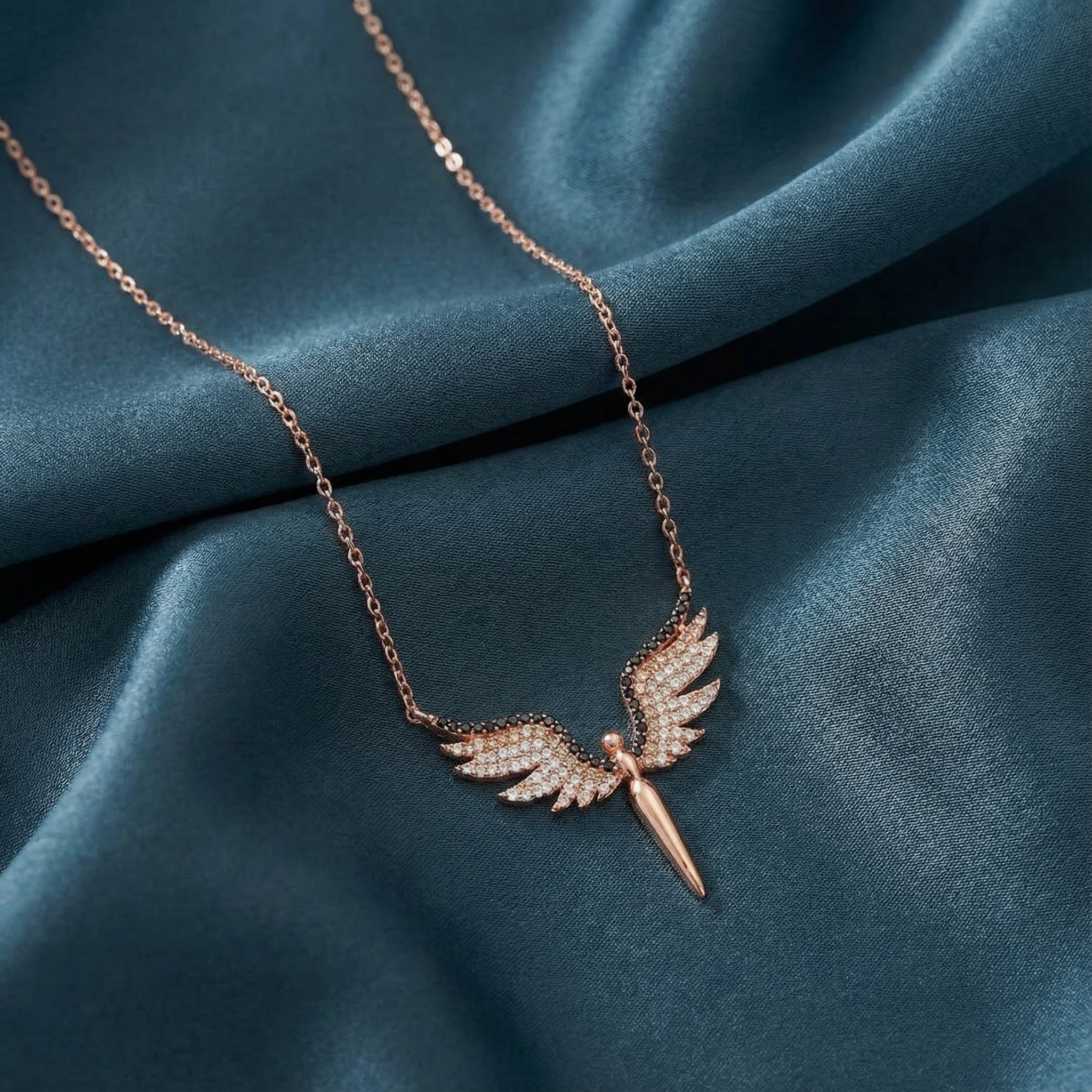 Gümüş Melek Figürlü Kolye