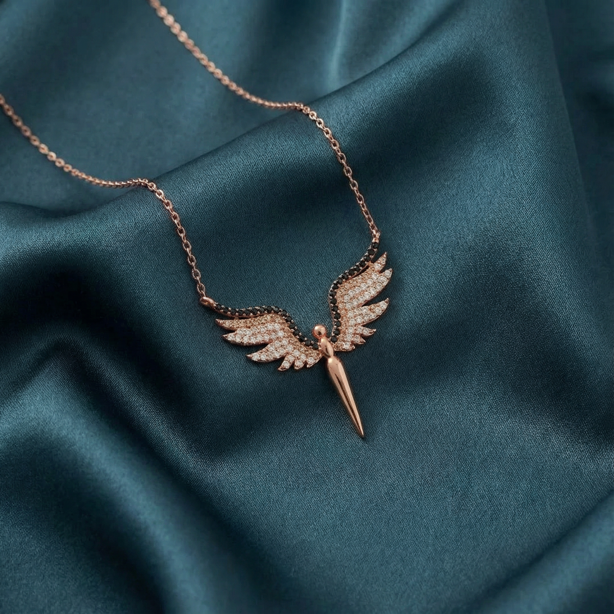 Gümüş Melek Figürlü Kolye