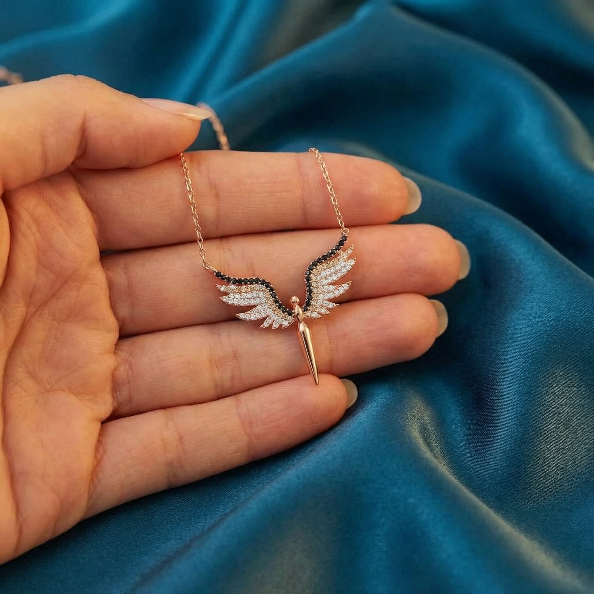 Gümüş Melek Figürlü Kolye