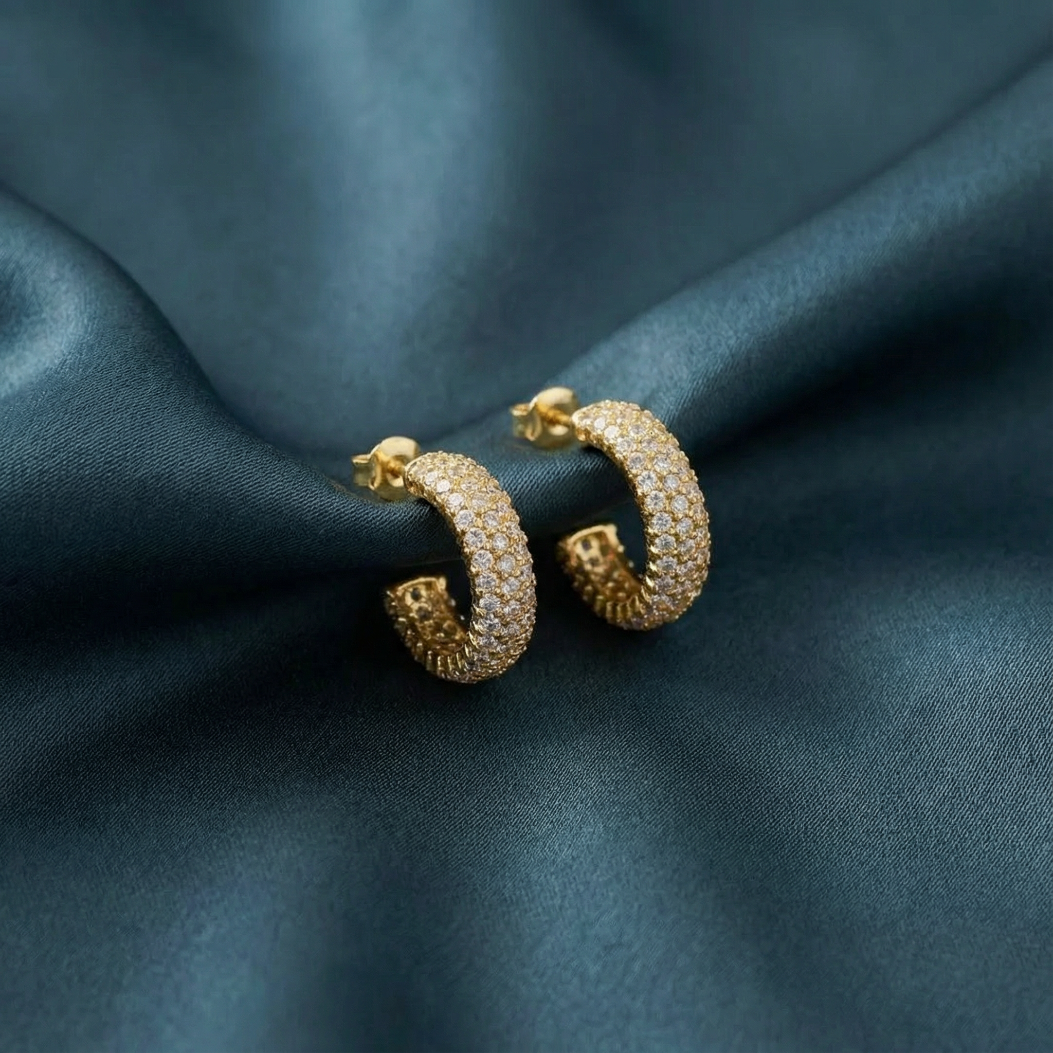 Gümüş Keskin Detaylı Halka Küpe