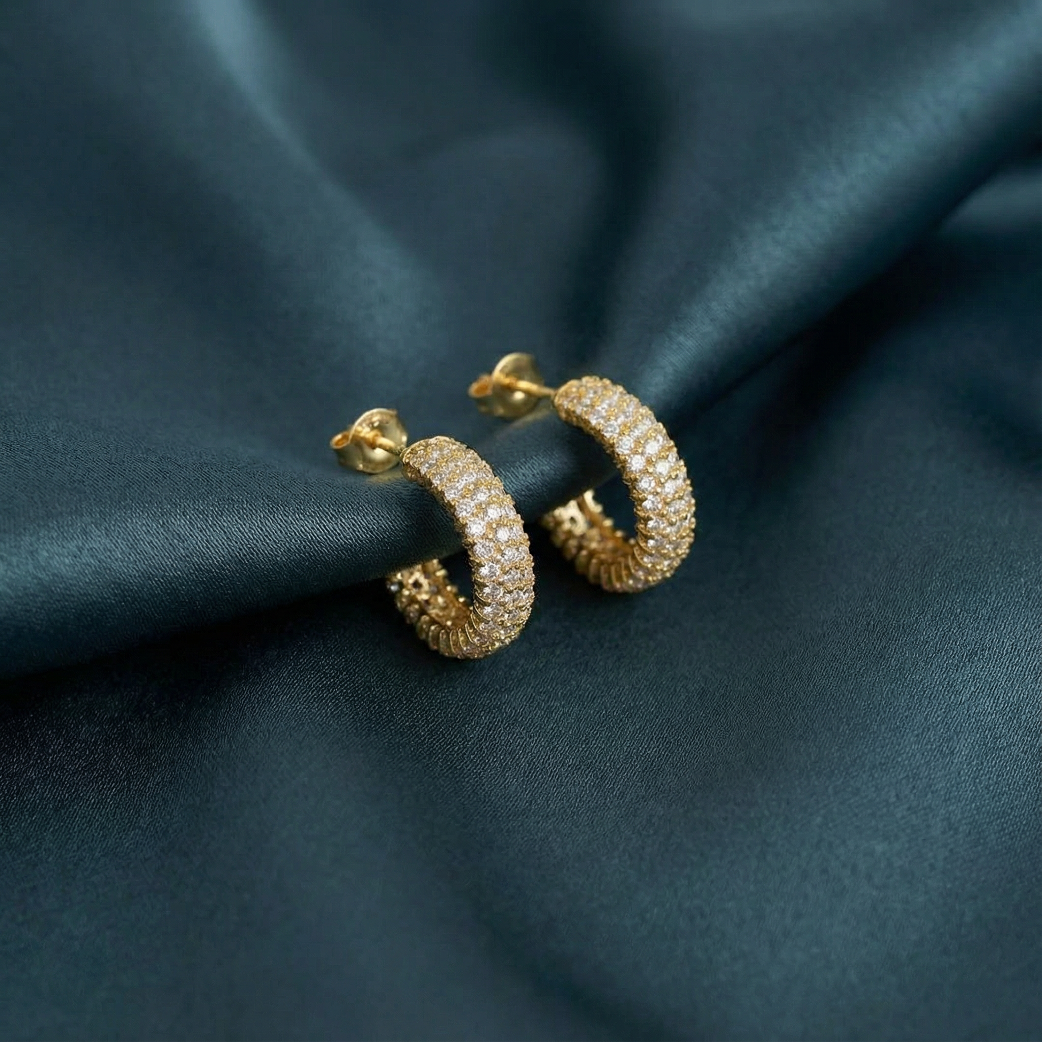 Gümüş Keskin Detaylı Halka Küpe